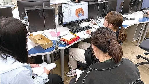 学生たちがPCに向き合っている様子