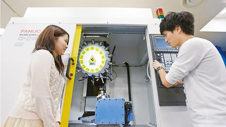 学生たちが機械加工機を使用している様子