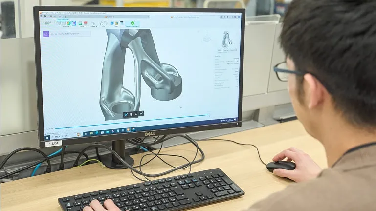 学生がPCを使用して実習をしている様子