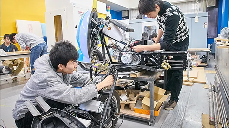 学生たちが大きな作品を制作している様子