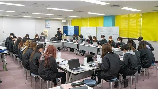 学生たちが企画会議に参加する様子