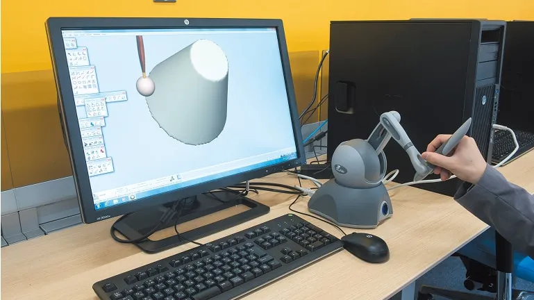 学生が実習ソフトを使用している様子