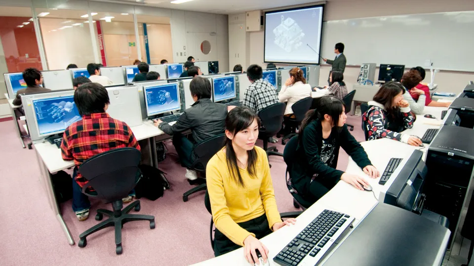 学生たちがCAD実習室を使用している様子