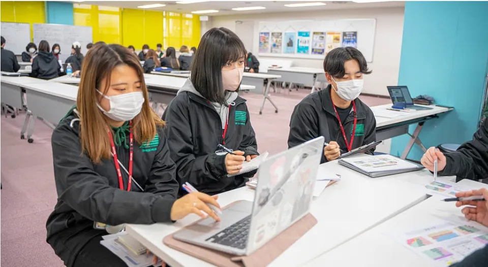 学生たちが講師と話し合う様子