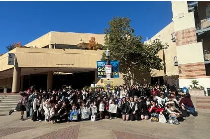 海外研修先の建物の前で整列してポーズをとる学生たち