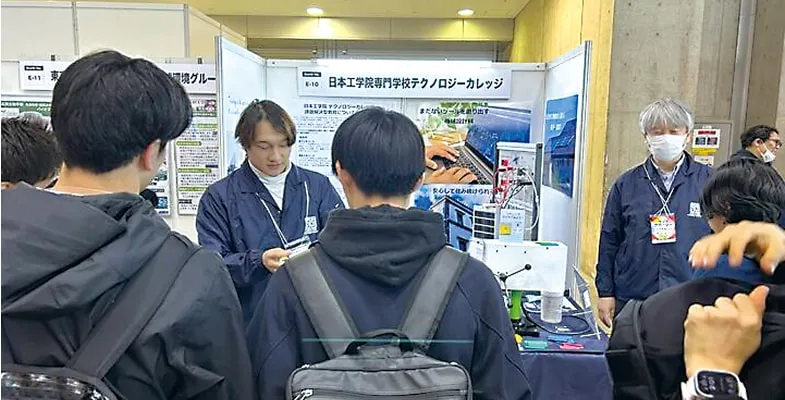 学生たちが話を聞いている様子