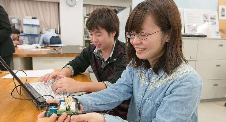 学生たちがloT実習を行っている様子