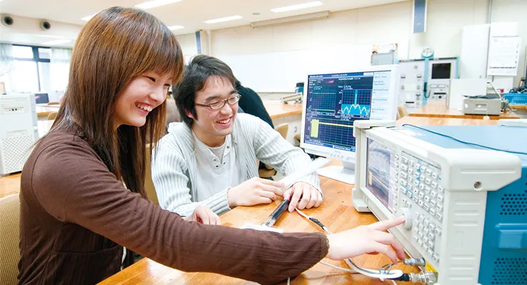 学生たちが計測実習を行っている様子