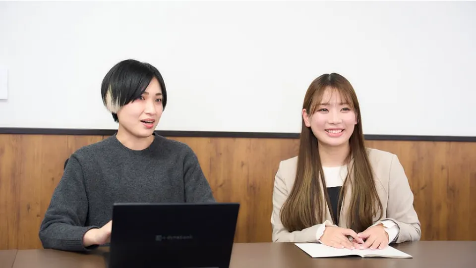 正面を向いて話す企業の担当者