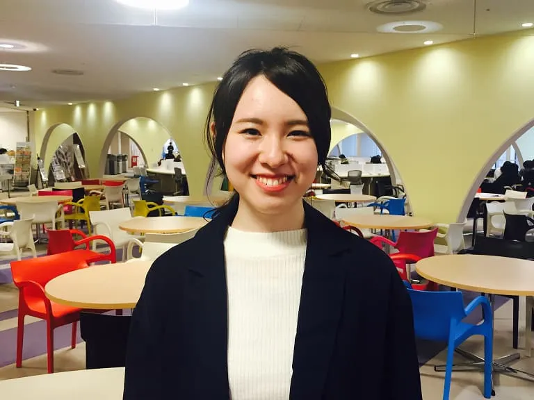 正面を向いて話す企業の担当者