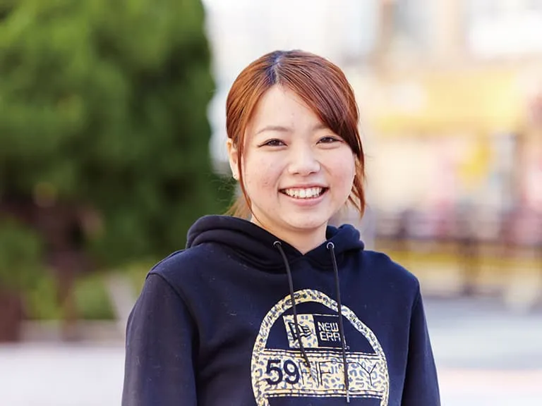 正面を向いて話す企業の担当者