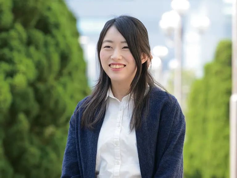 正面を向いて話す企業の担当者