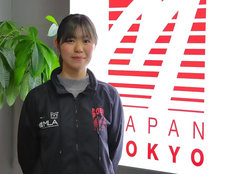 正面を向いて話す企業の担当者