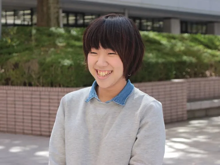 正面を向いて話す企業の担当者