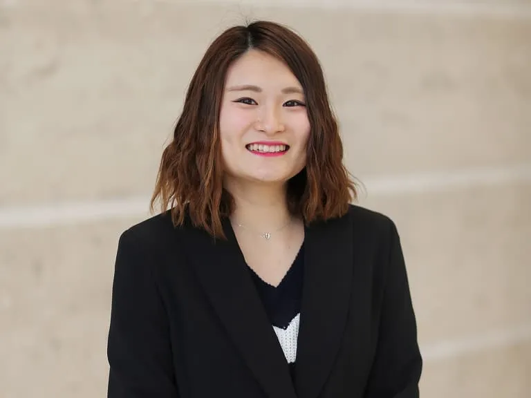 正面を向いて話す企業の担当者