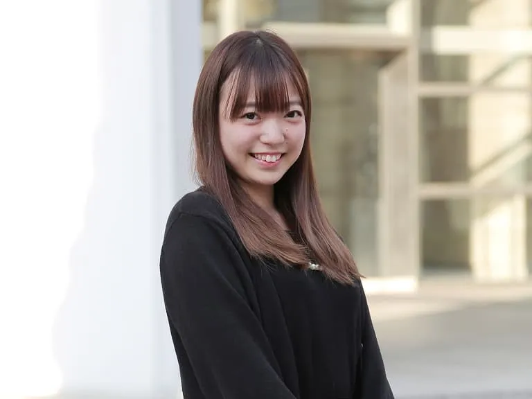 正面を向いて話す企業の担当者