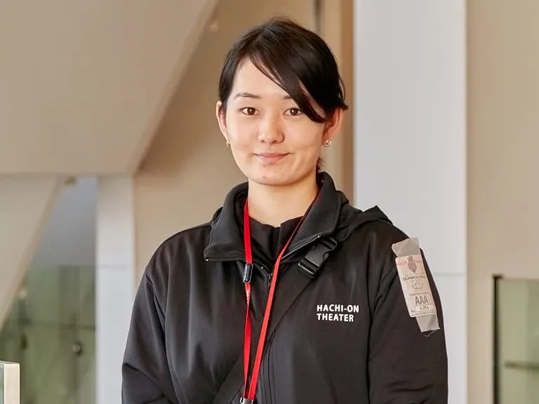 正面を向いて話す企業の担当者