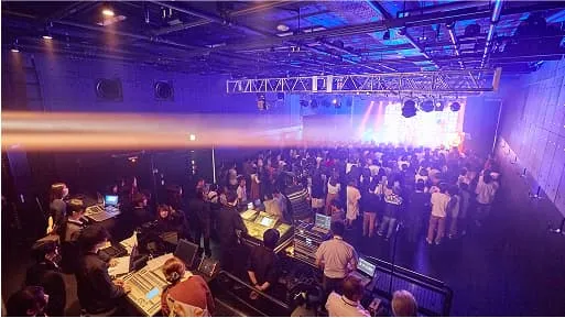 照明で照らされたライブステージと大勢の観客