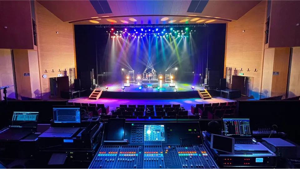 音響調整卓と照明や楽器が設置されたステージ