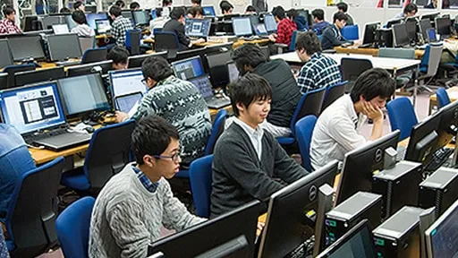 学生たちがパソコン操作をしている様子