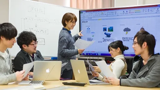 学生たちが話し合いをしている様子