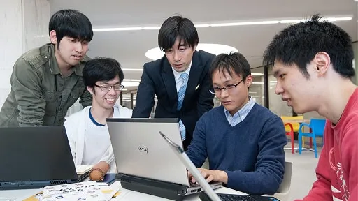 仕様書を作成している学生たち