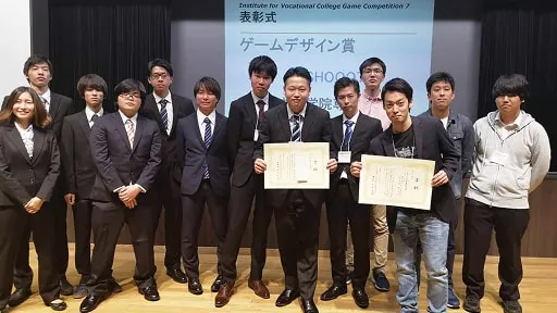 学生たちがゲームコンペで記念撮影をしている様子