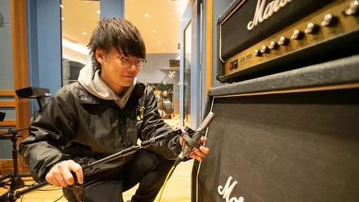 学生がレコーディング実習を行っている様子