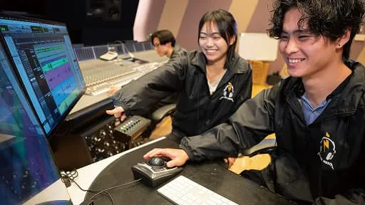 学生がミキシング実習を行っている様子