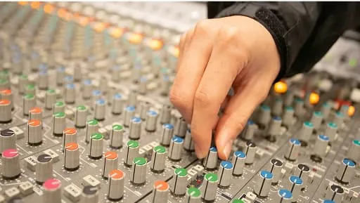 音響機材を操作している様子