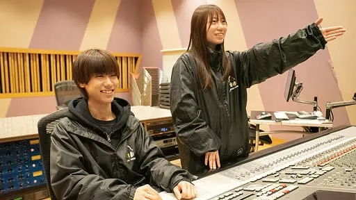 学生がラジオ制作実習を行っている様子