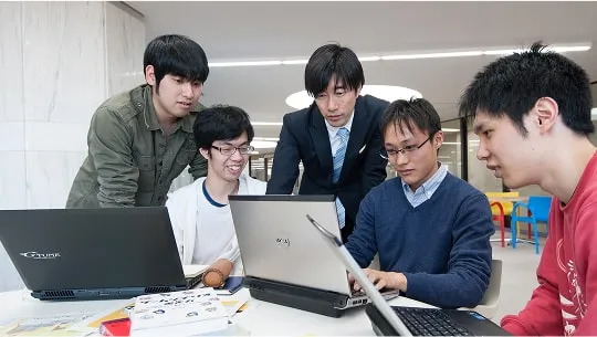 仕様書を作成している学生たち