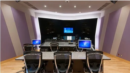 様々な機材が揃っているレコーディングスタジオ