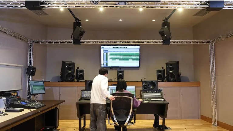 学生がイマン・パートナーシップスタジオで作業している様子