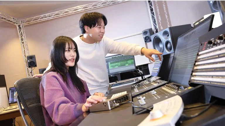 学生が音響機材を操作している様子