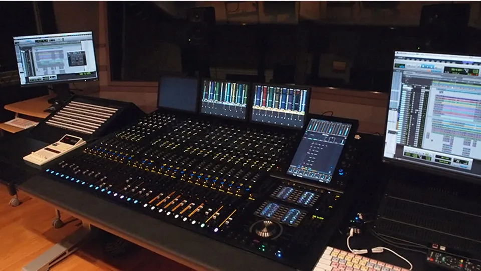 最新デジタルコンソールを設置するレコーディングスタジオ