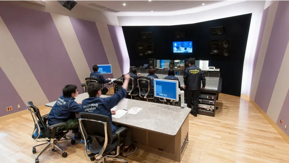 学生たちがレコーディングスタジオで作業している様子