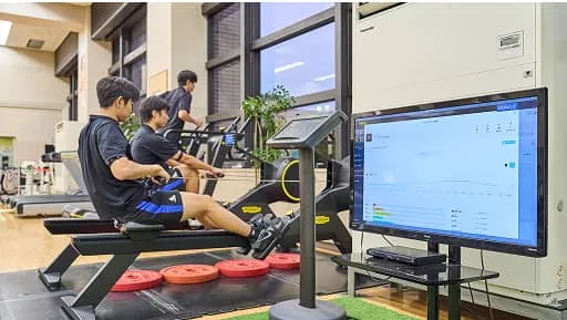 バランスボールやトレーニングマシンを使って各々過ごす生徒たち