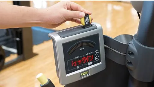 バランスボールやトレーニングマシンを使って各々過ごす生徒たち