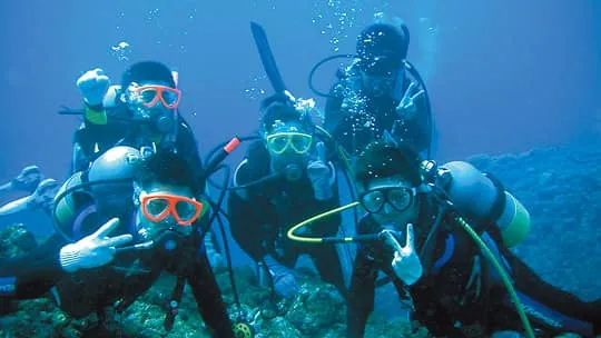 ダイビング中の生徒5人の集合写真