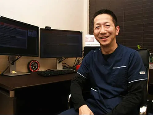 人工芝が植えられた広いグラウンド