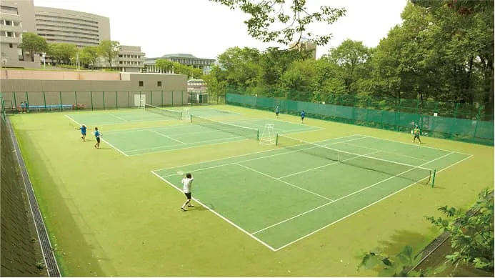 人工芝が植えられた広いグラウンド