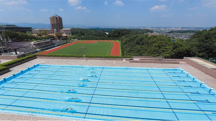 人工芝が植えられた広いグラウンド
