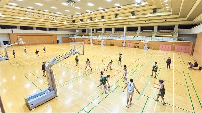 人工芝が植えられた広いグラウンド