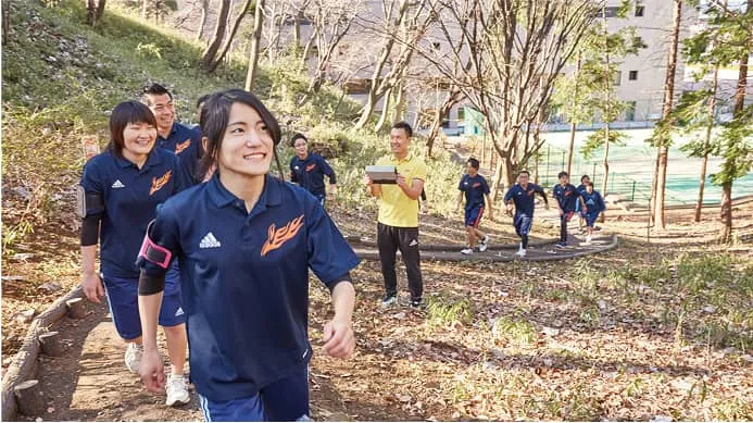 人工芝が植えられた広いグラウンド