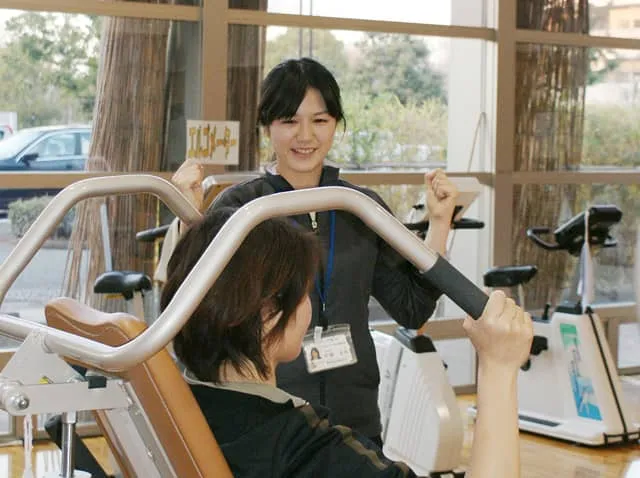 人工芝が植えられた広いグラウンド