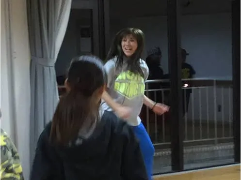 人工芝が植えられた広いグラウンド