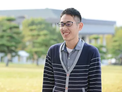 学生が音響機材を操作している様子