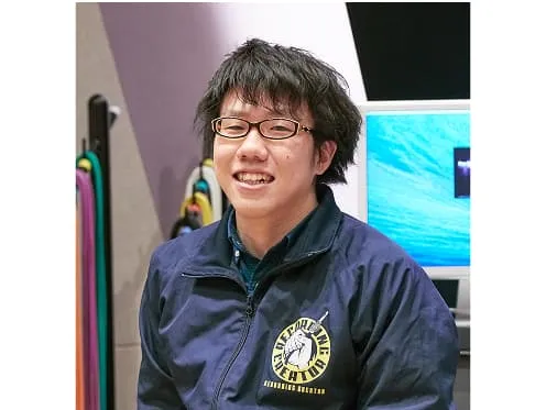 学生が音響機材を操作している様子