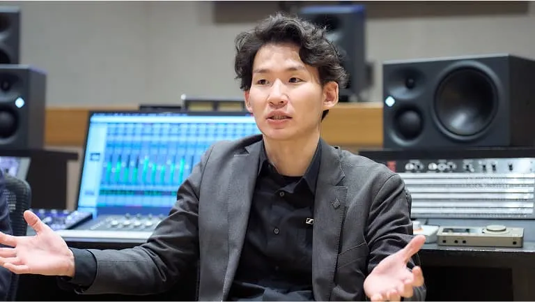 腕組みをする真野 寛太さん